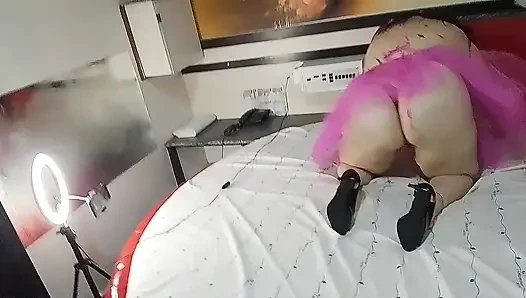Hanya pakai lingerie seksi, dia memprovokasi suaminya