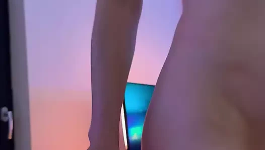 Şehvetli şeytan amına mastürbasyon yapıyor ve orgazm ve dölleme için dildoya biniyor