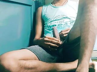 Indische homo in openbare trein sexy grote kont