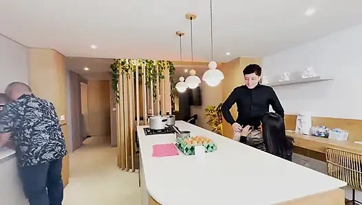 Kocamın çalışanı beni yalnız bıraktığında onunla sevişiyorum