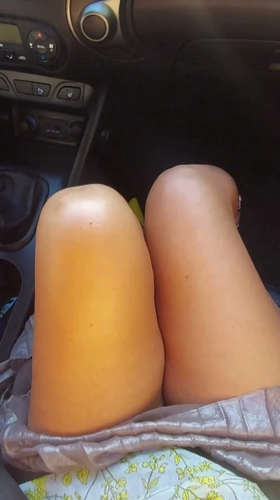 一位穿着高跟鞋美腿的优雅熟女在早上勾引出租车司机 |剪辑 1