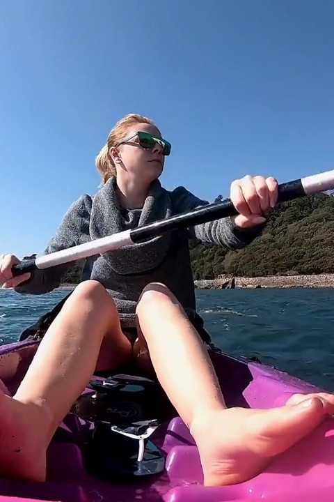 Çıplak ayaklı joi kayık azdırma - halka açık çıplak ayaklarda riskli açık havada tabanlar joi kayak azdırma - herkesin içinde riskli açık havada tabanlar