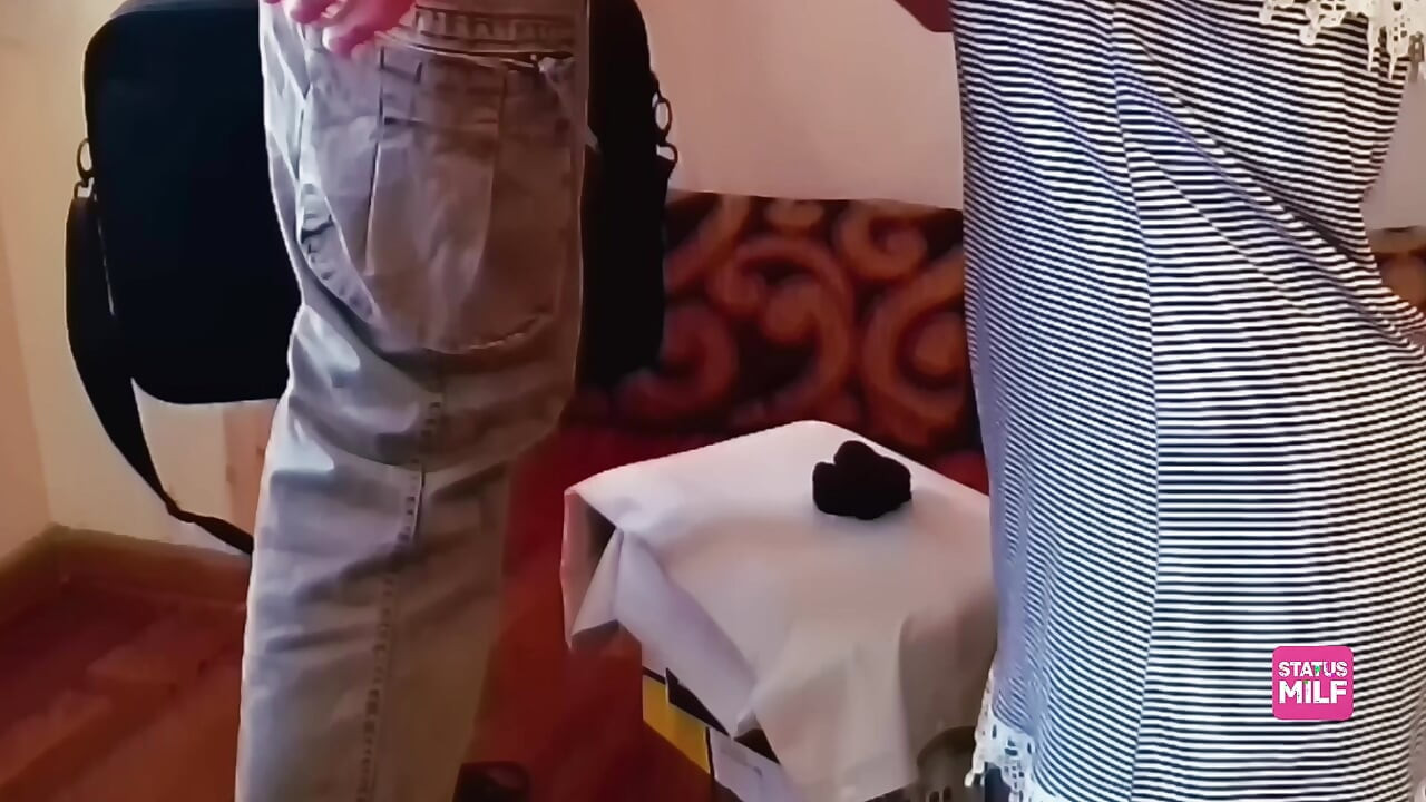 Dona De Casa Sorrateira MILF Pagou a Conta De Reparo Com Seu Corpo - Final Anal Inesperado