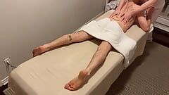 Un ouvrier du bâtiment reçoit le massage le plus profond possible de la part d'un jeune masseur