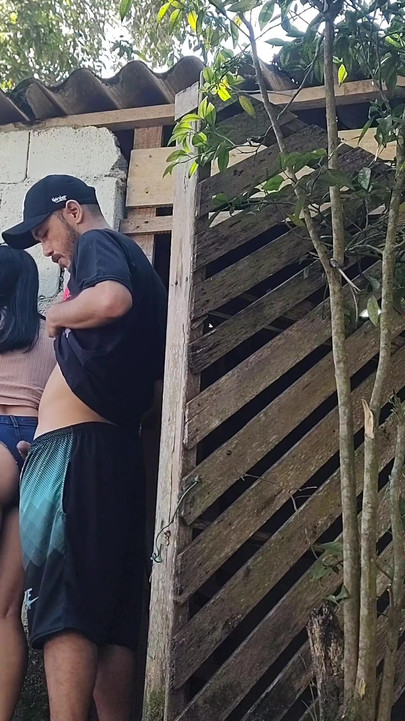 Un moment envoûtant de « une femme au foyer dévergondée accueille son voisin maçon et le séduit »