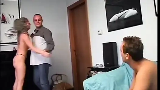 Sürtük orta yaşlı seksi kadının üçlü seksi iki büyük klasik yarakla sikiliyor ve ağzına boşalıyor