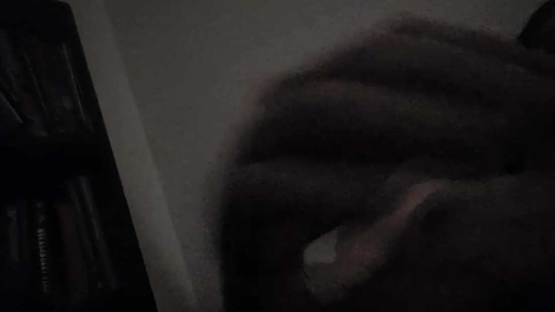 Grčevita solo masturbacija. trzajući se od užitka.