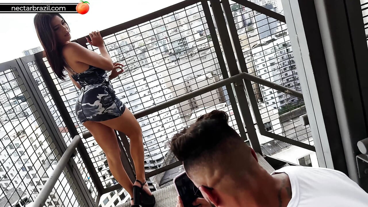 一个大屁股的棕发女孩用屁股吞了我的鸡巴