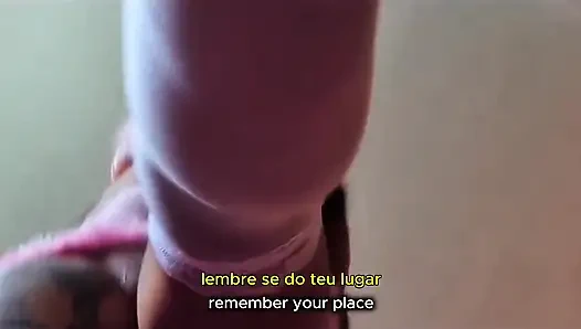 Grausame riesin befiehlt ihrem armseligen kleinen mann, ihre muschi zu riechen