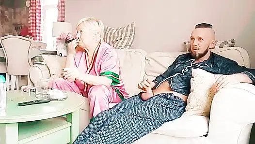 Tabu-Sex, Stiefmutter schaut Filme, und ich nehme ihren Mund