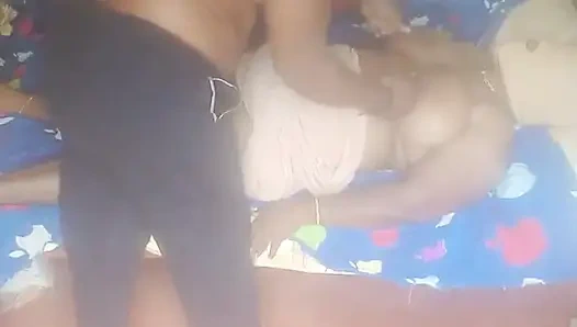 Kadındaki adam masaj performansı