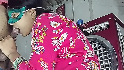 Arsch-muschi ficken, muschi lutschen, brüste lutschen, milch aus der brust lutschen und auf dem schwanz im doggystyle sitzen und direkt auf Hindi-audio liegend