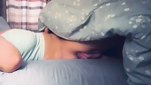Baba annenin uyanmayı nasıl sevdiğini biliyor.. Güne en iyi şekilde fışkırtmasını sağlamak için iyi yalama ve parmakla sikiş