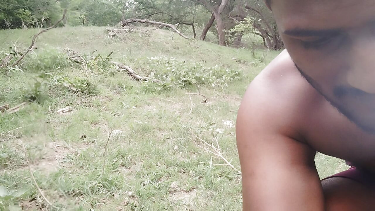Pencarian XHard India di hutan
