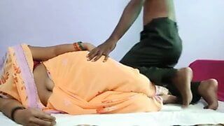 Большая телочка бхабхи Amulya с большими сиськами занимается хардкорным сексом со школьником