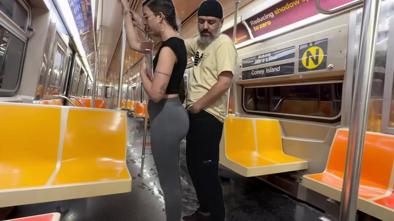 学生妹在纽约地铁火车上被射精。