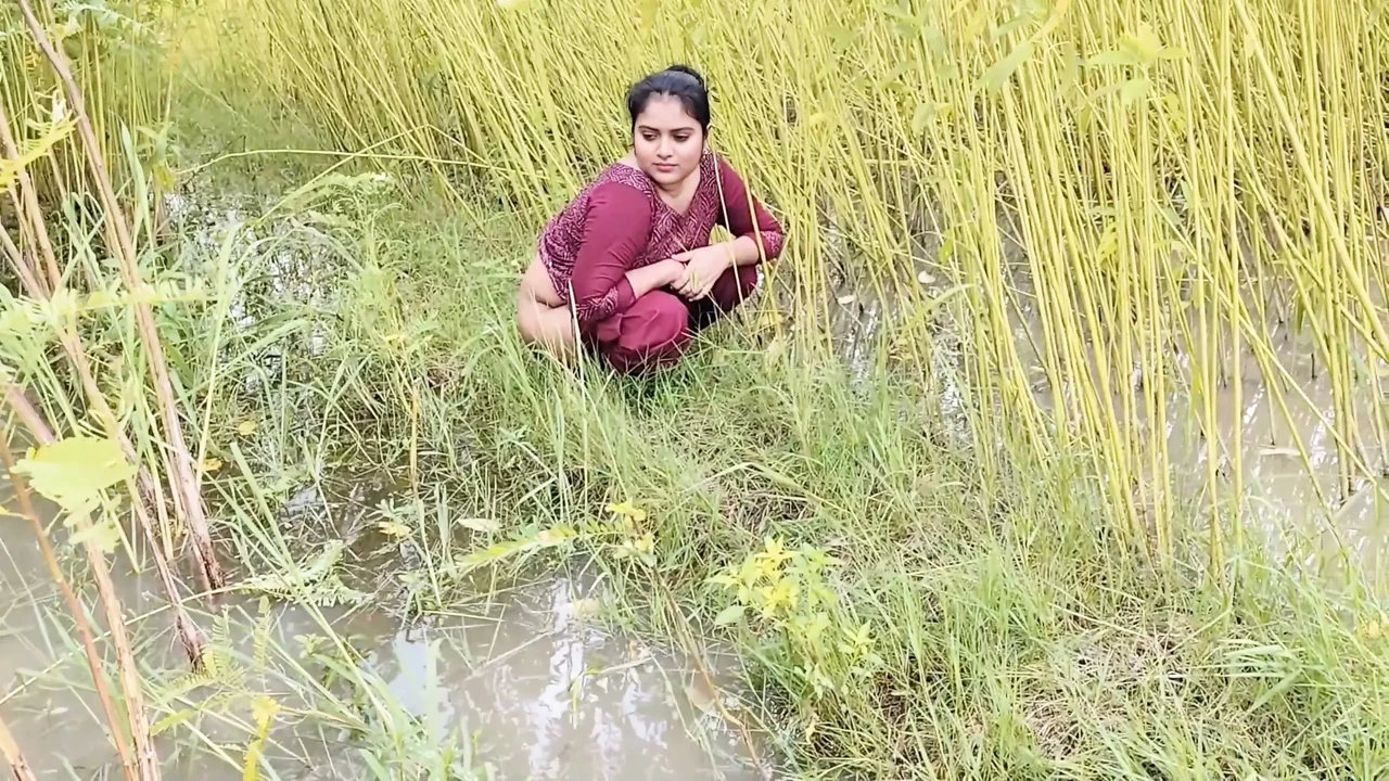 Video of hardly fucking a beautiful Indian auntie from the village at her home.