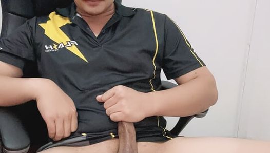 Uniforme thailandese mostra il cazzo in cam