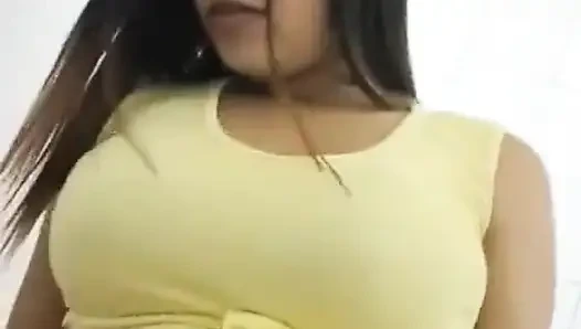 Büyük götlü ateşli esmer kadın sınıf arkadaşını ailesinin evinde sikiyor bu Miami'de oldu