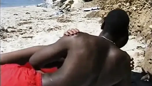 Siyah çift plajda amcık sikişiyor