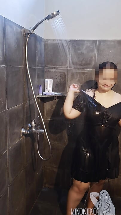 Asiática milf tomando banho de tarde enquanto férias de verão em Bali - Minokiiko