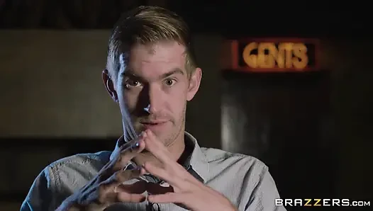 Brazzers - Danny film çekmeye çalışıyor ama sonunda en iyi yaptığı şeyi yapıyor, Viola Bailey'i sikiyor