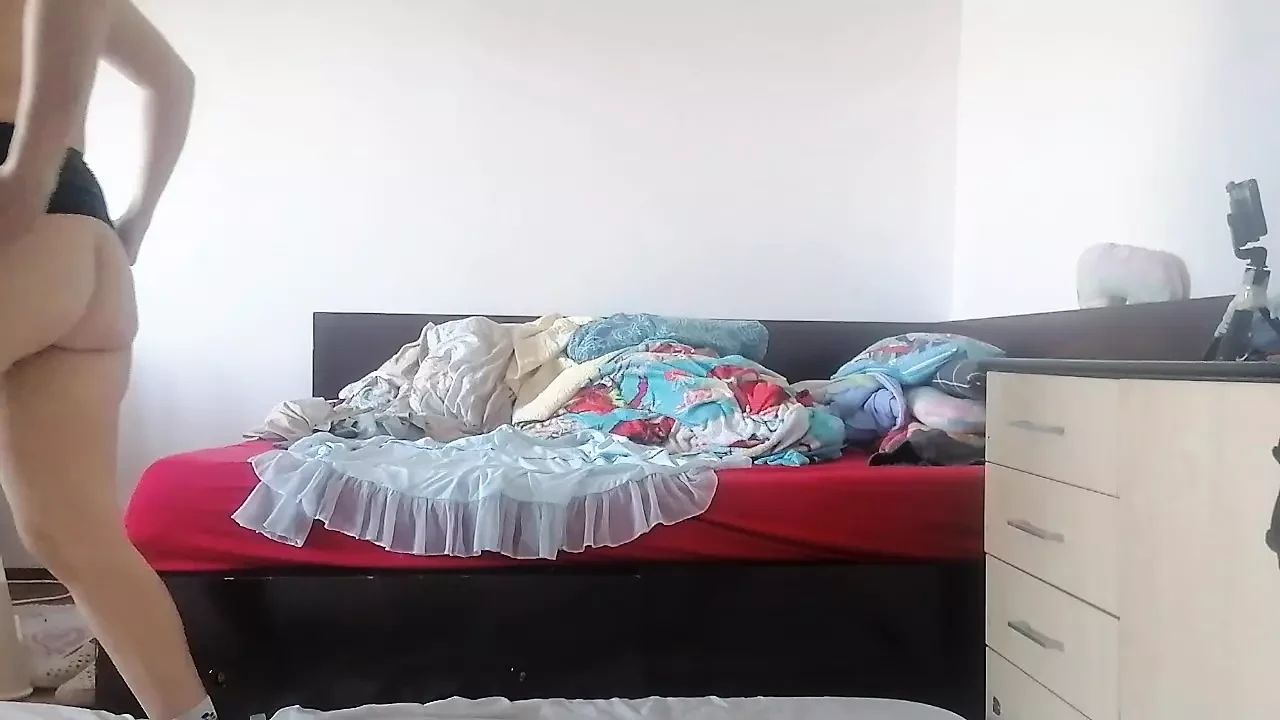 Mãe amadora experimenta roupas e as corta. Esposa amadora dança nua pela casa