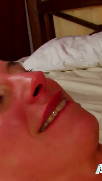 Brunette babe in kousen Amelie Jolie rijdt anaal op een pik | Clip 2