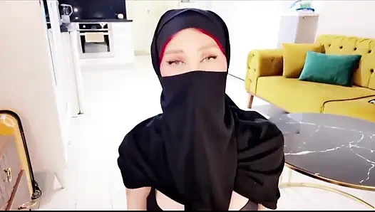Секс в хиджабе с отсосом хуя кончи в лицо