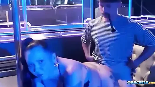 Di dalam klub malam mahkota memberiku dia yang seksi