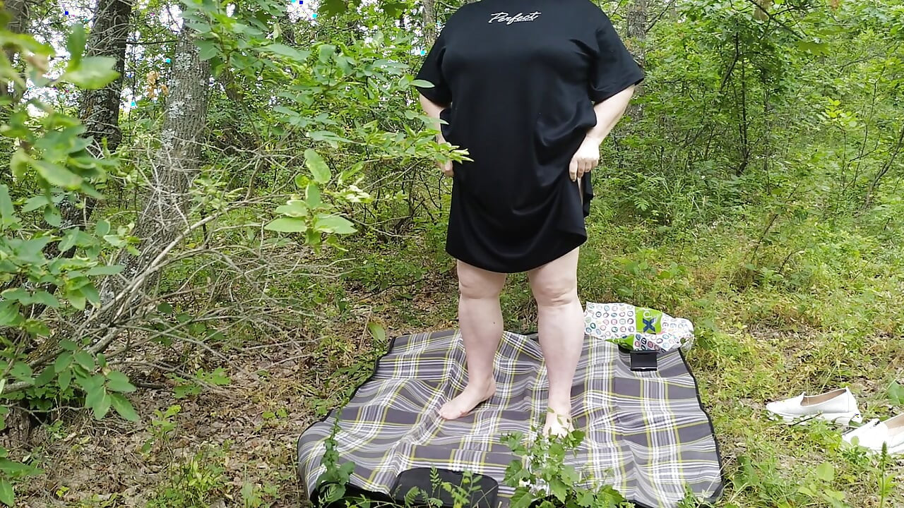 Une belle-mère se déshabille dans un parc public et masturbe sa grosse chatte