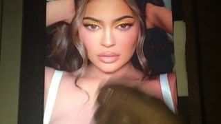 Kylie Jenner cum hołd