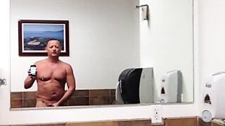 Croydonchris naakt en komt klaar in een openbaar toilet