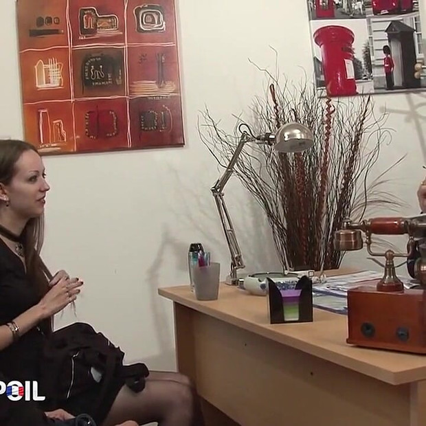 小さなブルネットのスラットがディープスロートのチンコを