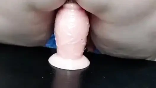 Зрелая шлюшка пробует новую большую игрушку в ее большой волосатой сперме, пока он не сделает большой сквирт