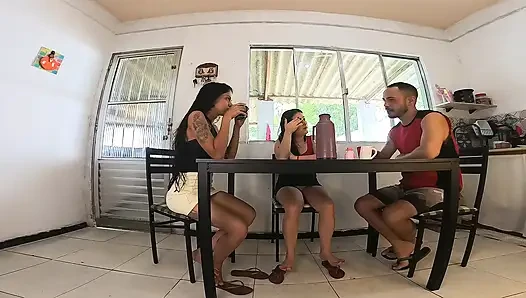 Istri tertangkap basah teman yang tidak setia mengisap dengan suaminya! Akankah dia bergabung dengan mereka?