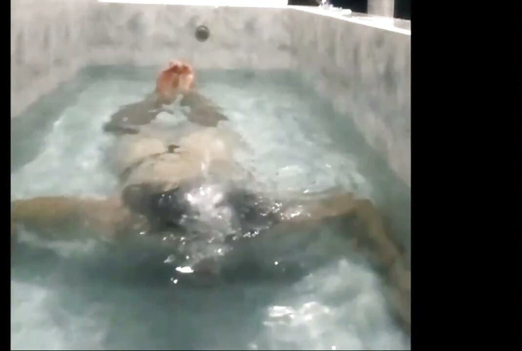 Bandar Sissy, der in der Badewanne Blasen schlägt