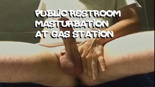Cara se masturba no banheiro público do posto de gasolina - jorrando de angústia