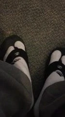 Brincando com o chinelo usando meias Adidas brancas