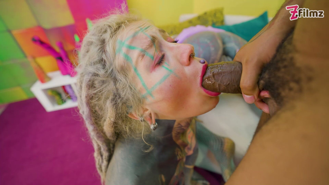 Menage trans com corpos tatuados alternativos e fortemente marcados