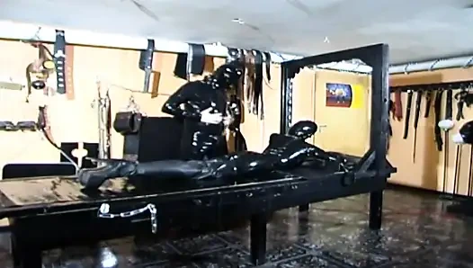 Lateksli maskeli kızla bdsm
