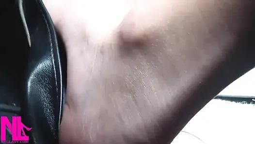 Membangkitkan dan mengemudi dengan flat kulit hitam di barefeet