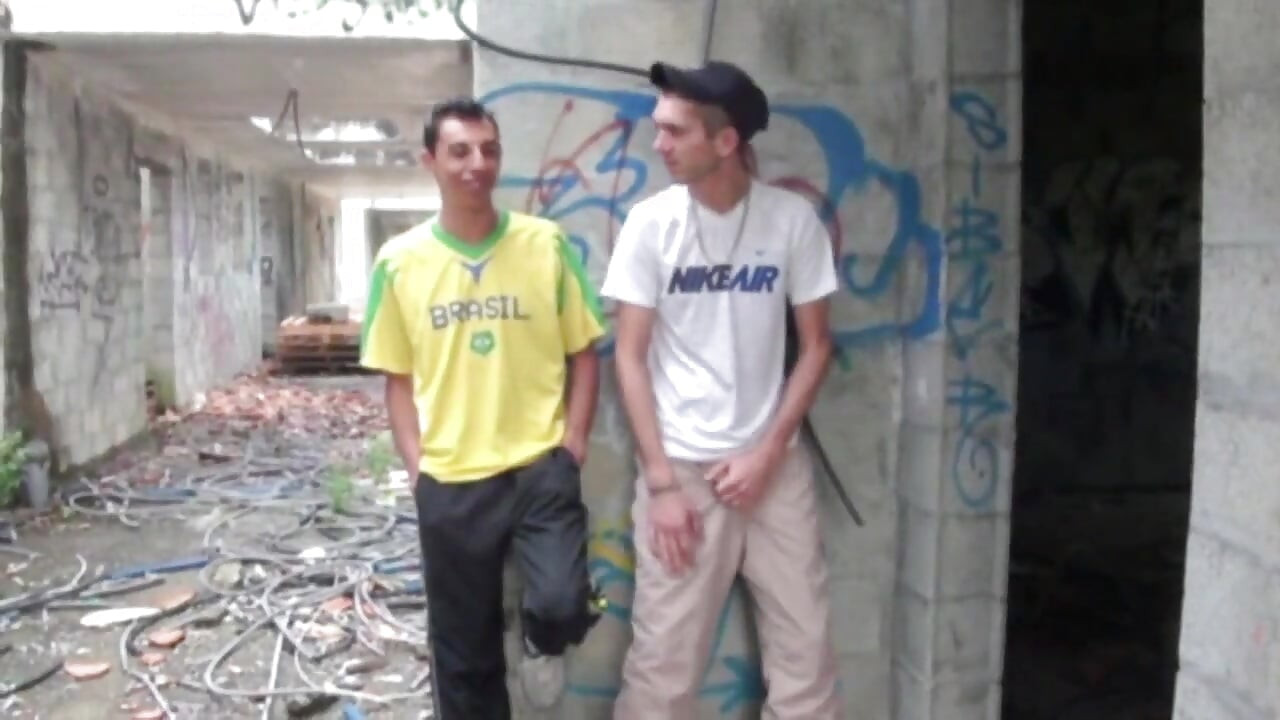 Slt נדפקת על ידי כדורגלנים צעירים בחוץ