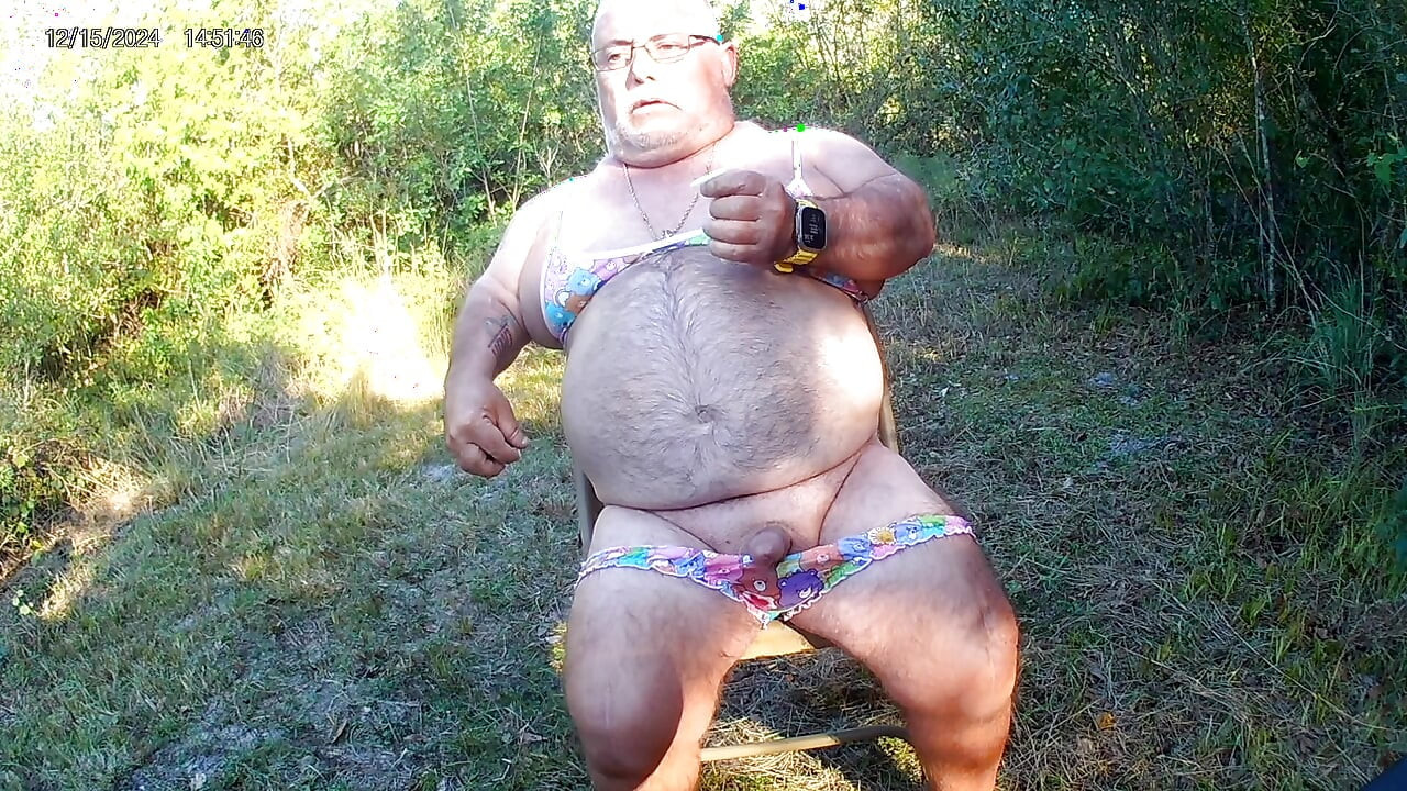 Došao u kondomu i polizao svu svoju slatku spermu.