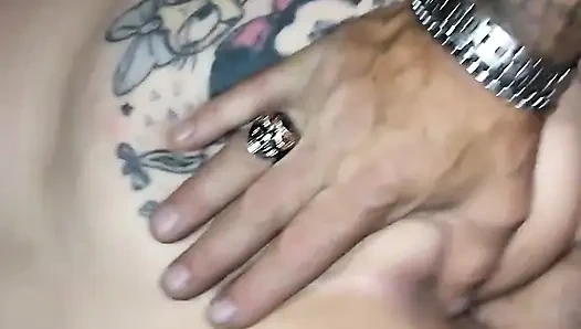 Satin lagi asik muasin memeknya di perut