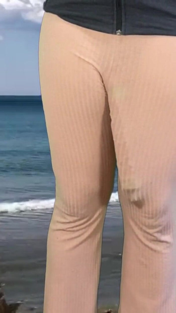 Snažan trenutak iz "Ogroman kurac shemale sperma na plaži"