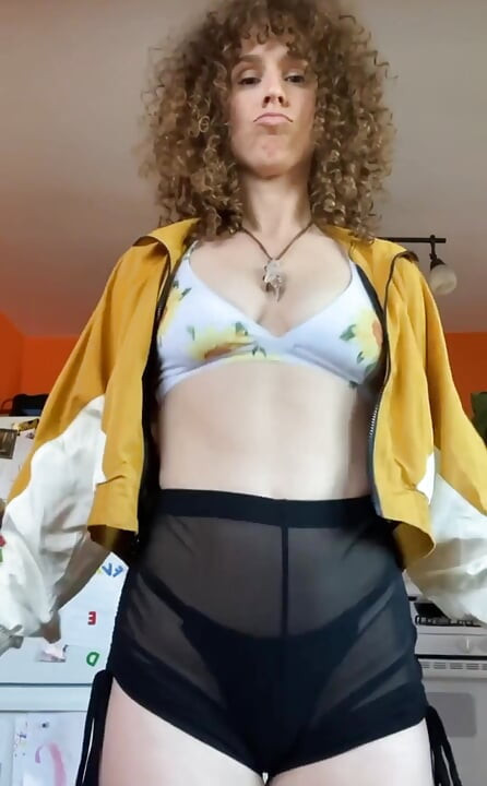 ابحث عن رجل يطبخ لك وابحث عن فتاة تكره الملابس.