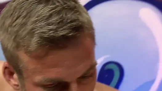 İki Orospu Birbirini Yalamaya Başlayınca, Hakem Kampa Girer