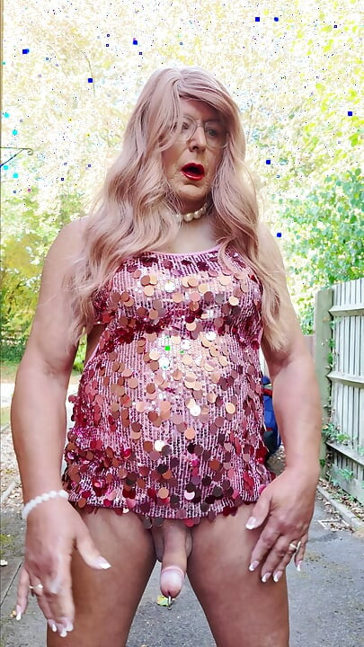 Σέξι Crossdresser Kellycd2022 με το ροζ φόρεμα με πούλιες και λαμπερό ροζ εσώρουχο