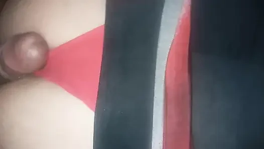 Ich hebe ihr kleid an und ich stecke meinen schwanz in sie